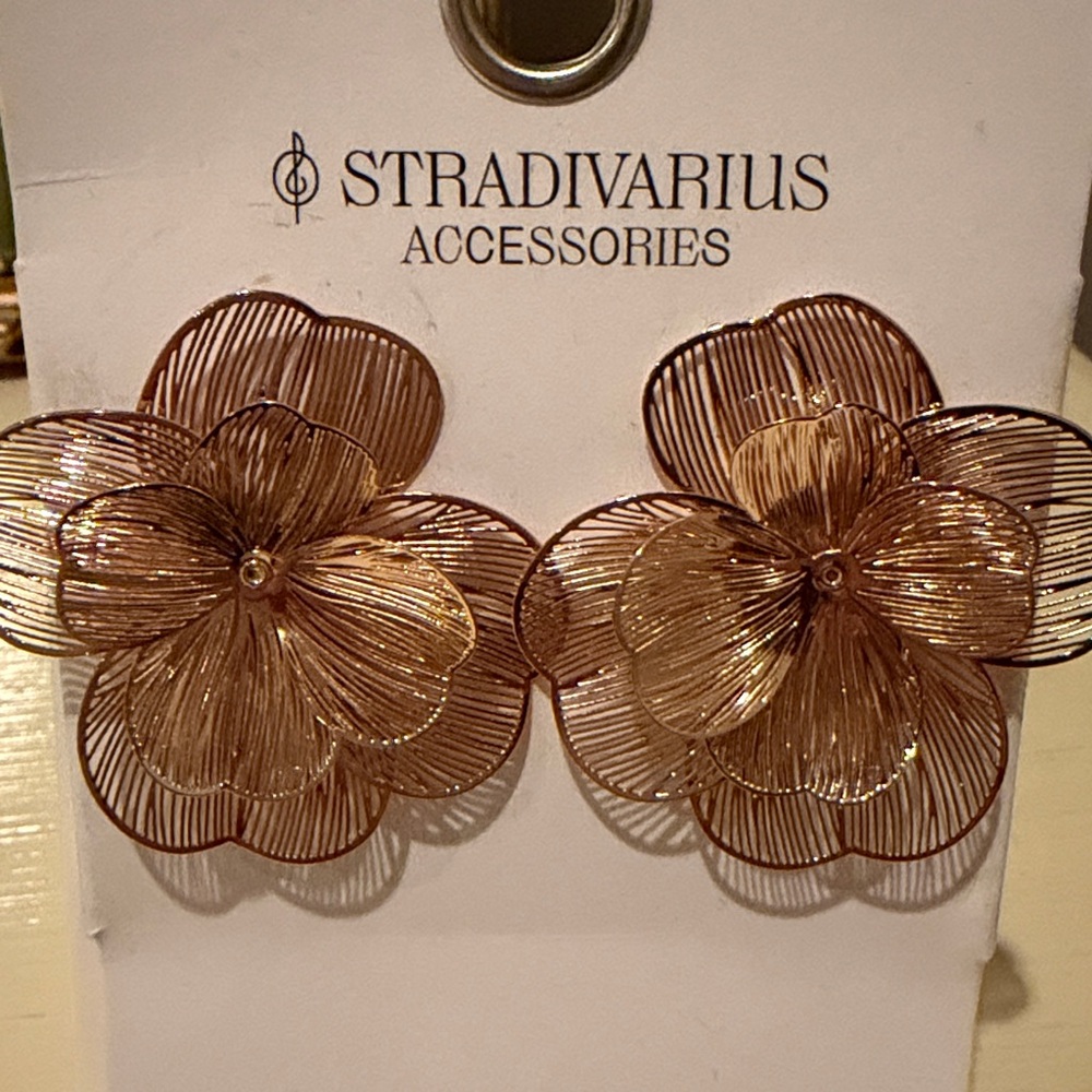 NWT Stradivarius Rose Gold Floral Earrings